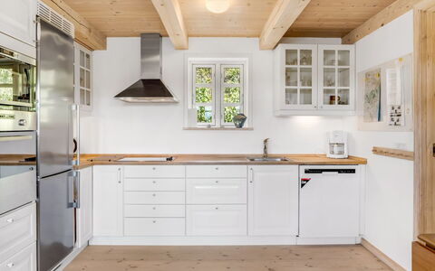 Eva - 1.5Km to the Fjord: Cocina, Piso, Madera, Mostrador, Diseño De Interiores, Gabinetes, Aparato De Cocina, Mueble, Techo, Electrodoméstico