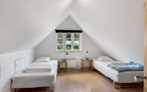 Eva - 1.5Km to the Fjord: Madera, Diseño De Interiores, Habitación, Piso, Suelo, Cama, Techo, Mueble, Habitación, Marco De La Cama