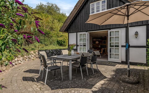 Eva - 1.5Km to the Fjord: Techo, Casa, Cabaña, Arbusto, Jardín, Maceta, Patio, Mesa Al Aire Libre, Mueble Para Exteriores, Casa De Campo