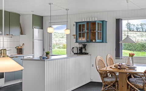 Hila - 900M from the Sea: Diseño De Interiores, Techo, Mueble, Lámpara, Casa, Mostrador, Cocina, Silla, Gabinetes, Planta De Casa