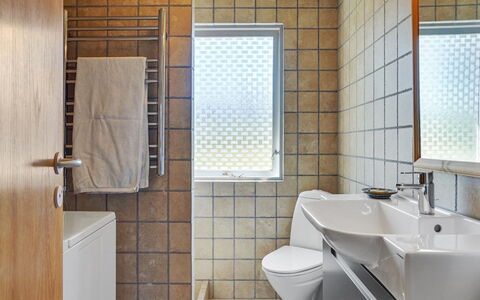 Hila - 900M from the Sea: Baño, Arreglo De Tubería, Pared, Piso, Diseño De Interiores, Lavabo, Suelo, Lavabo Del Baño, Grifo, Plomería