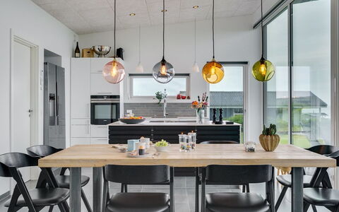 Alyna - 200M from the Sea: Mueble, Diseño De Interiores, Lámpara, Piso, Candelabro, Madera, Techo, Cocina Y Comedor Mesa, Suelo, Comedor