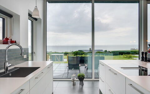 Alyna - 200M from the Sea: Cocina, Piso, Diseño De Interiores, Mueble, Mostrador, Suelo, Aparato De Cocina, Gabinetes, Techo, Cocina Y Comedor Mesa