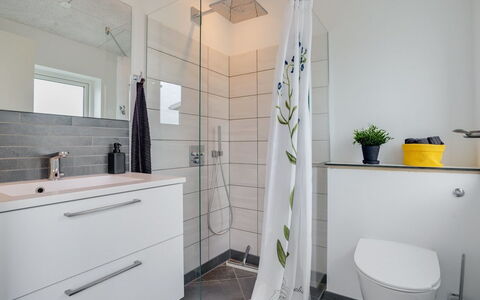 Alyna - 200M from the Sea: Piso, Arreglo De Tubería, Baño, Diseño De Interiores, Suelo, Mueble De Baño, Plomería, Grifo, Lavabo, Loseta