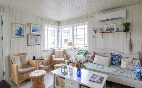Alina - 200M from the Sea: Mueble, Diseño De Interiores, Sofá, Madera, Techo, Sala, Piso, Casa, Suelo, Habitación