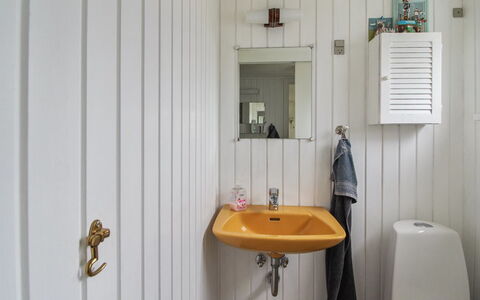 Alina - 200M from the Sea: Pared, Lavabo Del Baño, Madera, Arreglo De Tubería, Baño, Diseño De Interiores, Lavabo, Piso, Grifo, Plomería