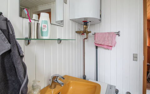 Alina - 200M from the Sea: Arreglo De Tubería, Diseño De Interiores, Baño, Grifo, Lavabo, Plomería, Lavabo Del Baño, Habitación, Espejo
