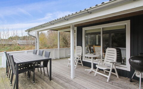 Iris - 300M from the Sea: Madera, Cabaña, Madera Dura, Tablón, Manchas De Madera, Edificios Del Jardín, Diseño, Yarda, Cuarto De Troncos, Patio Interior