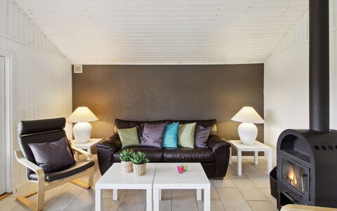 Iris - 300M from the Sea: Madera, Cabaña, Madera Dura, Tablón, Manchas De Madera, Edificios Del Jardín, Diseño, Yarda, Cuarto De Troncos, Patio Interior