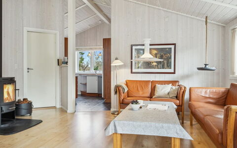 Ros - 350M from the Sea: Madera, Diseño De Interiores, Techo, Mueble, Piso, Casa, Sala, Suelo, Habitación, Suelos De Madera