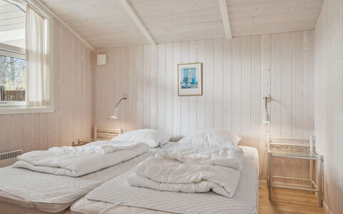 Ros - 350M from the Sea: Madera, Habitación, Techo, Diseño De Interiores, Suelo, Cama, Casa, Piso, Mueble, Habitación