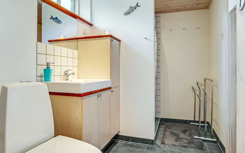 Edele - 800M from the Sea: Piso, Arreglo De Tubería, Pared, Suelo, Diseño De Interiores, Lavabo, Baño, Lavabo Del Baño, Techo, Grifo