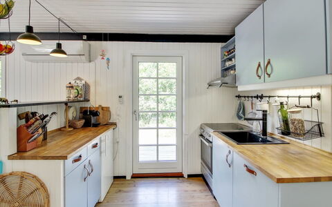 Øllegård - 250M from the Sea: Cocina, Mostrador, Madera, Aparato De Cocina, Piso, Diseño De Interiores, Electrodoméstico, Mueble, Gabinetes, Techo