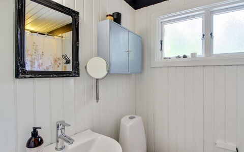 Øllegård - 250M from the Sea: Arreglo De Tubería, Baño, Diseño De Interiores, Lavabo Del Baño, Grifo, Lavabo, Techo, Piso, Plomería, Suelo