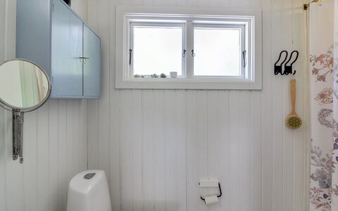 Øllegård - 250M from the Sea: Arreglo De Tubería, Diseño De Interiores, Baño, Habitación, Grifo, Plomería, Techo, Lámpara, Lavabo, Baño