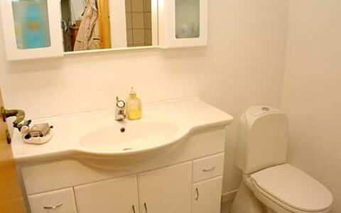 Piia - 800M from the Sea: Lavabo Del Baño, Lavabo, Arreglo De Tubería, Gabinetes, Mueble De Baño, Baño, Piso, Cajón, Diseño De Interiores, Grifo