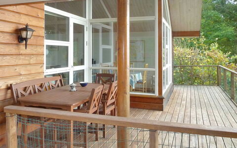 Piia - 800M from the Sea: Piso, Mueble, Suelo, Madera, Suelos De Madera, Porche, Madera Dura, Manchas De Madera, Silla, Diseño De Interiores