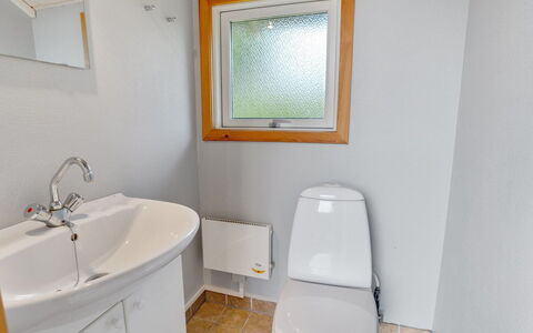 Kalli - 350M to the Fjord: Arreglo De Tubería, Lavabo Del Baño, Baño, Piso, Madera, Suelo, Lavabo, Diseño De Interiores, Grifo, Plomería