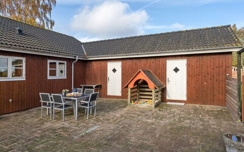Swaver - 300M to the Fjord: Piscina, Mueble Para Exteriores, Mueble, Recurso, Losa, Eco Hotel, Sombra, Silla, Ocio, Inmuebles