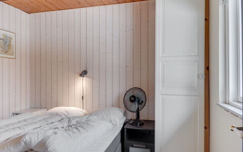 Bendine - 100M to the Fjord: Habitación, Pared, Cama, Madera, Diseño De Interiores, Piso, Mueble, Suelo, Techo, Sábana