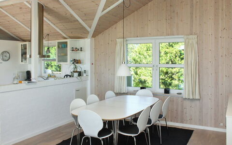 Calina - 300M from the Sea: Diseño De Interiores, Mueble, Piso, Madera, Techo, Lámpara, Cocina Y Comedor Mesa, Suelo, Silla, Comedor