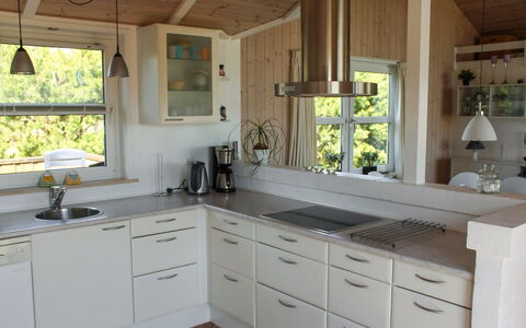 Calina - 300M from the Sea: Cocina, Mostrador, Piso, Gabinetes, Diseño De Interiores, Mueble, Madera, Fregadero, Suelo, Arreglo De Tubería
