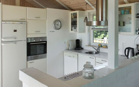 Calina - 300M from the Sea: Cocina, Mostrador, Mueble, Diseño De Interiores, Piso, Gabinetes, Aparato De Cocina, Techo, Madera, Suelo