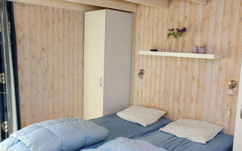 Calina - 300M from the Sea: Habitación, Cama, Madera, Mueble, Diseño De Interiores, Piso, Suelo, Habitación, Sábana, Lecho