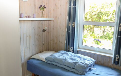 Calina - 300M from the Sea: Cama, Pared, Habitación, Madera, Suelo, Piso, Diseño De Interiores, Sábana, Mueble, Lecho