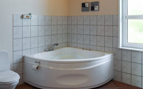 Calina - 300M from the Sea: Baño, Piso, Bañera, Arreglo De Tubería, Diseño De Interiores, Suelo, Plomería, Habitación, Grifo, Loseta