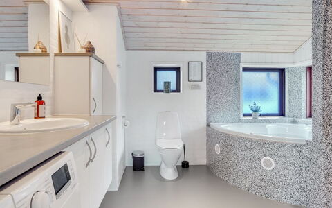 Sirpa - 1Km from the Sea: Mueble, Diseño De Interiores, Piso, Madera, Suelo, Techo, Suelos De Madera, Silla, Mesa, Encendiendo
