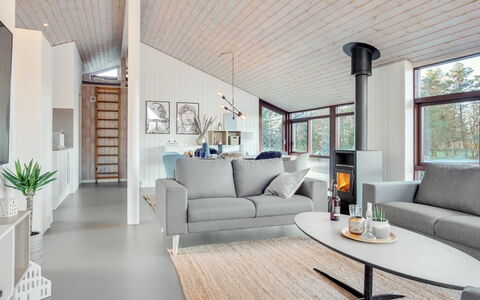 Sirpa - 1Km from the Sea: Mueble, Diseño De Interiores, Piso, Madera, Suelo, Techo, Suelos De Madera, Silla, Mesa, Encendiendo