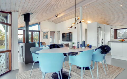 Sirpa - 1Km from the Sea: Mueble, Diseño De Interiores, Piso, Madera, Suelo, Techo, Suelos De Madera, Silla, Mesa, Encendiendo