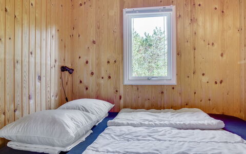Hilleborg - 100M from the Sea: Madera, Habitación, Sábana, Cama, Lecho, Casa, Habitación, Marco De La Cama, Manchas De Madera, Techo