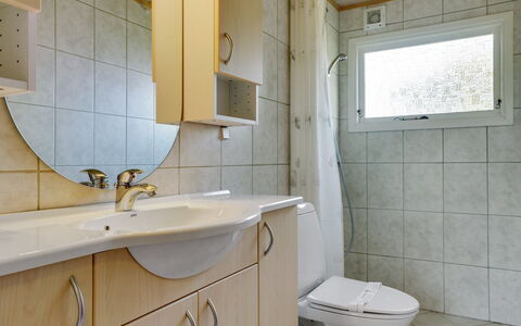 Hilleborg - 100M from the Sea: Lavabo Del Baño, Arreglo De Tubería, Lavabo, Baño, Piso, Diseño De Interiores, Suelo, Grifo, Plomería, Mueble De Baño