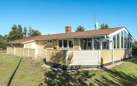 Jeldrik - 100M from the Sea: Piscina, Mueble Para Exteriores, Mueble, Recurso, Losa, Eco Hotel, Sombra, Silla, Ocio, Inmuebles