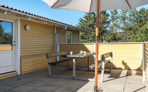 Jeldrik - 100M from the Sea: Piscina, Mueble Para Exteriores, Mueble, Recurso, Losa, Eco Hotel, Sombra, Silla, Ocio, Inmuebles