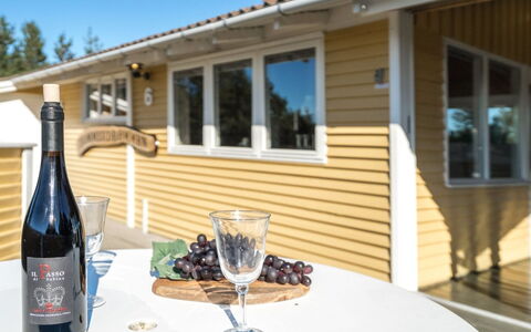Jeldrik - 100M from the Sea: Piscina, Mueble Para Exteriores, Mueble, Recurso, Losa, Eco Hotel, Sombra, Silla, Ocio, Inmuebles
