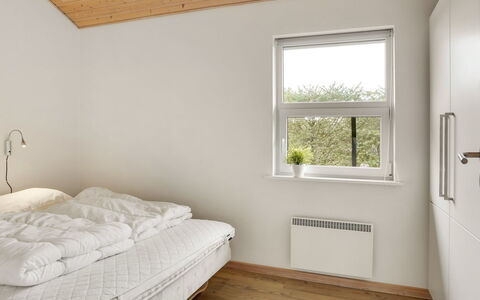 Lirim - 50M from the Sea: Pared, Madera, Techo, Diseño De Interiores, Piso, Suelo, Habitación, Habitación, Cama, Departamento
