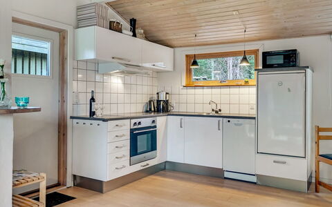 Joosua - 400M from the Sea: Cocina, Piso, Electrodoméstico, Madera, Aparato De Cocina, Diseño De Interiores, Mostrador, Techo, Suelo, Gabinetes