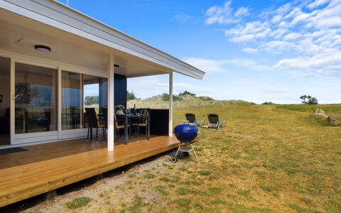Berndt - 50M from the Sea: Mueble, Diseño De Interiores, Piso, Madera, Suelo, Techo, Suelos De Madera, Silla, Mesa, Encendiendo
