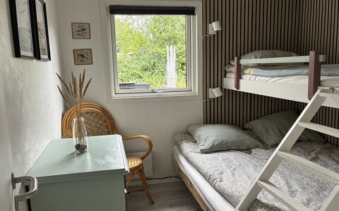 Ika - 600M from the Sea: Cama, Mueble, Habitación, Madera, Diseño De Interiores, Sábana, Lecho, Suelo, Piso, Marco De La Cama