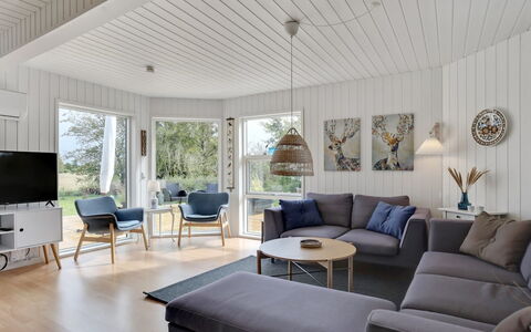 Ika - 600M from the Sea: Mueble, Diseño De Interiores, Piso, Sofá, Sala, Madera, Suelo, Techo, Casa, Suelos De Madera