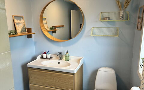 Ika - 600M from the Sea: Piso, Diseño De Interiores, Suelo, Habitación, Mueble De Baño, Gabinetes, Cajón, Arreglo De Tubería, Manchas De Madera