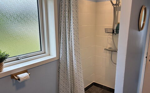 Ika - 600M from the Sea: Baño, Diseño De Interiores, Piso, Cortina De La Ducha, Suelo, Arreglo De Tubería, Plomería, Habitación, Cortina, Ducha