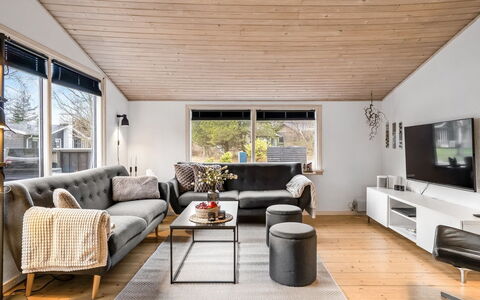 Leonor - 300M from the Sea: Sofá, Madera, Diseño De Interiores, Sala, Mueble, Piso, Techo, Casa, Suelo
