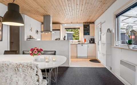 Leonor - 300M from the Sea: Mueble, Diseño De Interiores, Piso, Cocina, Madera, Techo, Suelo, Lámpara, Mostrador, Cocina Y Comedor Mesa