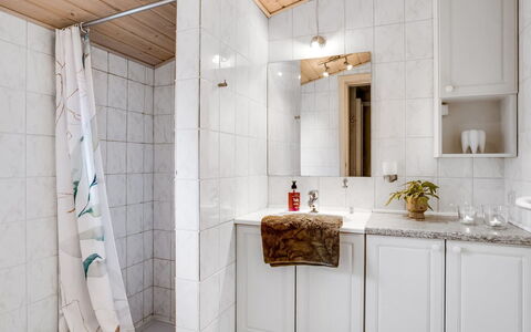 Leonor - 300M from the Sea: Pared, Arreglo De Tubería, Diseño De Interiores, Piso, Lavabo, Grifo, Baño, Suelo, Plomería, Lavabo Del Baño