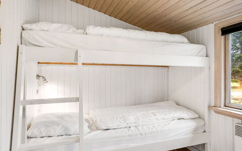 Leonor - 300M from the Sea: Cama, Habitación, Litera, Madera, Lecho, Sábana, Diseño De Interiores, Suelo, Piso, Linos