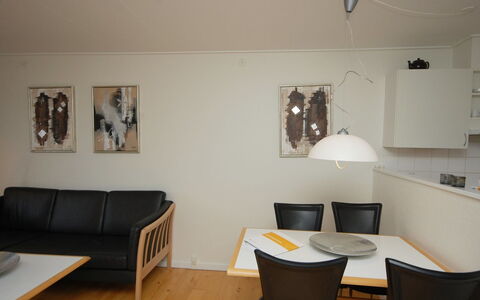 Runhild - 100M from the Sea: Mueble, Piso, Diseño De Interiores, Pared, Suelo, Madera, Techo, Lámpara, Encendiendo, Habitación